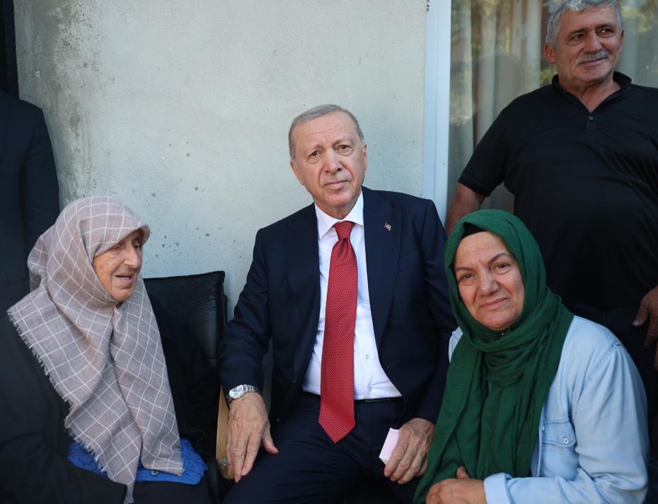 Cumhurbaşkanı Erdoğan'dan Rize'de Komşularına Samimi Ziyaret