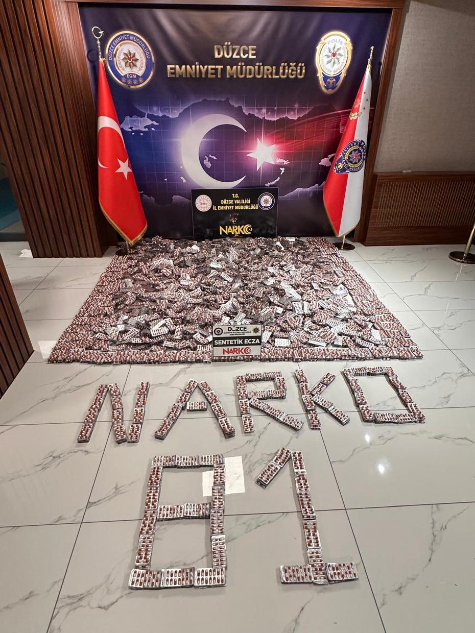 Düzce'de Uyuşturucu Operasyonu: Yüksek Miktarda Sentetik Ecza ve Uyuşturucu Ele Geçirildi