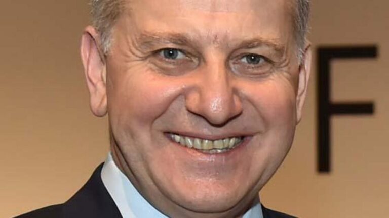 Türk beyin cerrahından rekor! Prof. Dr. Uğur Türe, uluslararası bilimsel dergiye 4üncü kez kapak oldu