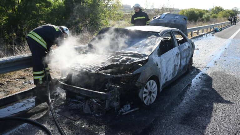 Edirne'de seyir halindeyken otomobil alev alarak kullanılamaz hale geldi.
