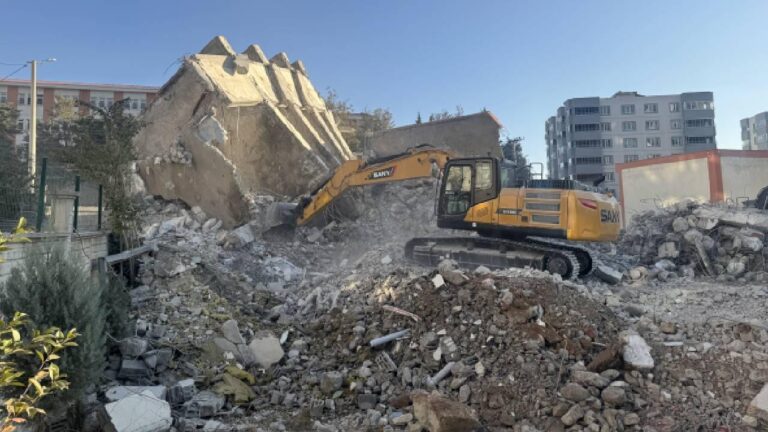 Kahramanmaraş'ta ağır hasarlı binaların yıkımı sürüyor