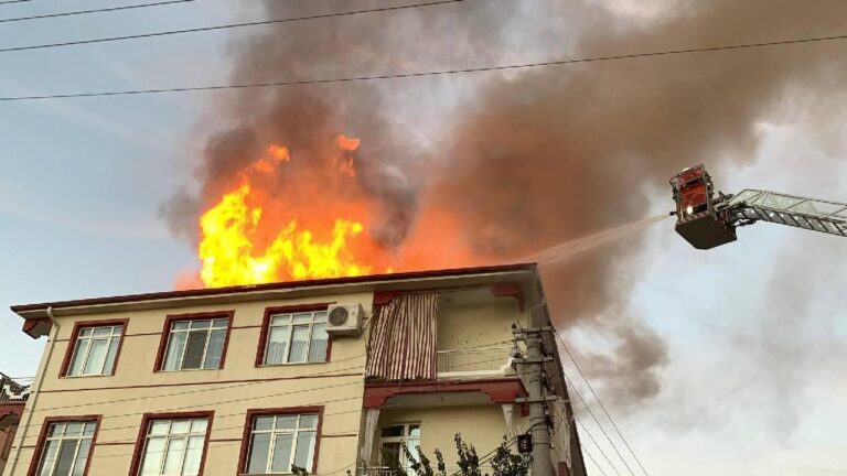 Karaman'da binanın çatısı ateş topuna dönüştü, mahalle sokaklara döküldü