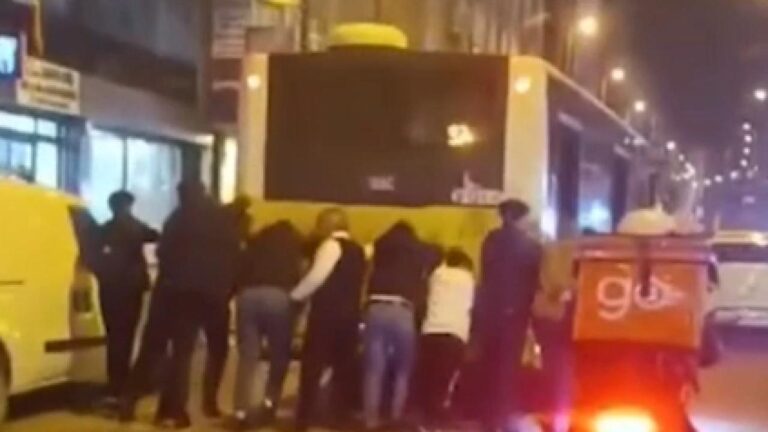 Yolcular bozuk İETT otobüsünü itti