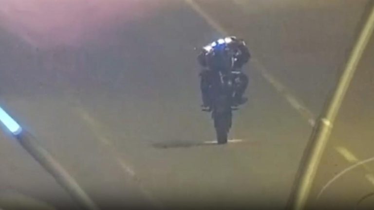 Ehliyet, motosiklet akrobatik hareket tarafından iptal edildi