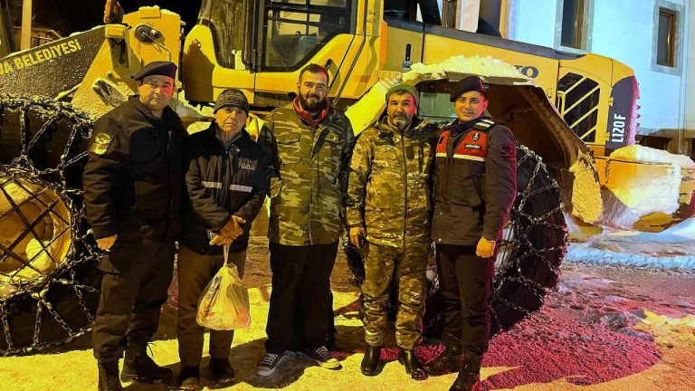 Karının 2 metreyi aştığı platoda 3 kişi engellendi