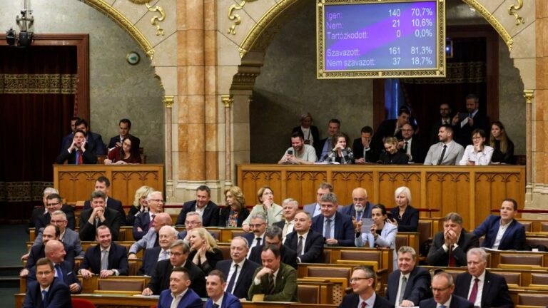 Macar parlamentosu LGBTQ+ karşıtı anayasa değişikliğini onayladı