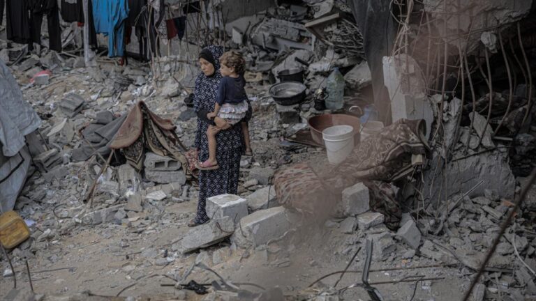 Katil İsrail’in Gazze’ye düzenlediği saldırılarda 26 Filistinli hayatını kaybetti