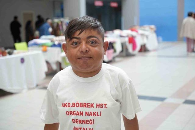 Babası ve kız kardeşinden aldığı böbreklerle 48 yıldır yaşıyor.